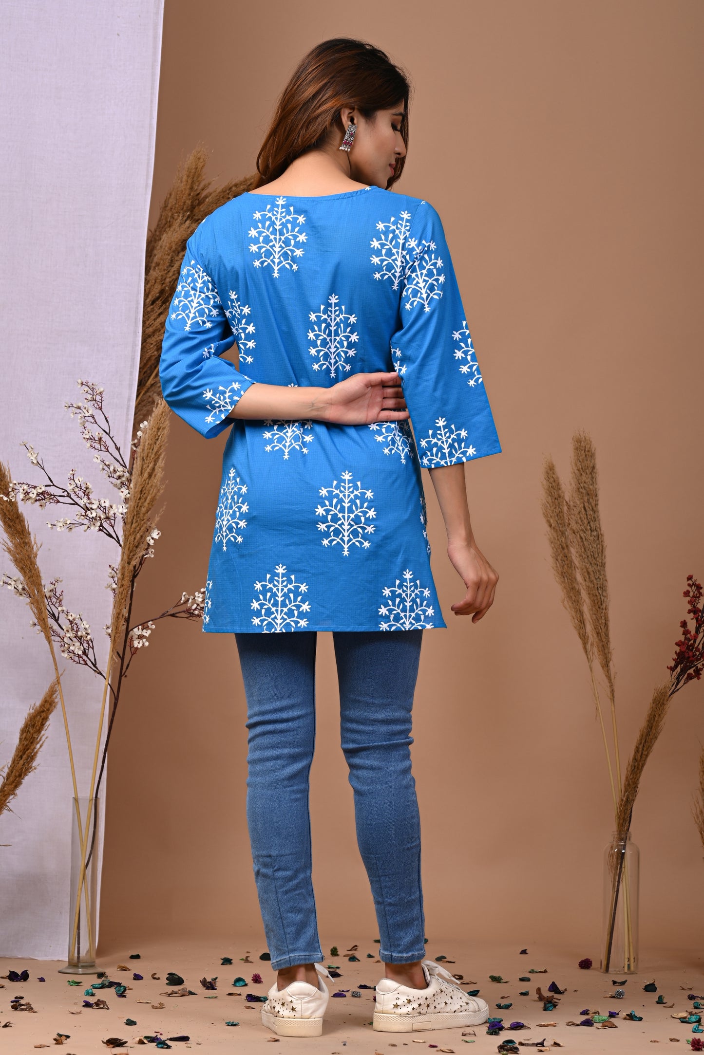 RimeLine Blue Ethnic Motifs Printed Round-Neck Cotton Kurti