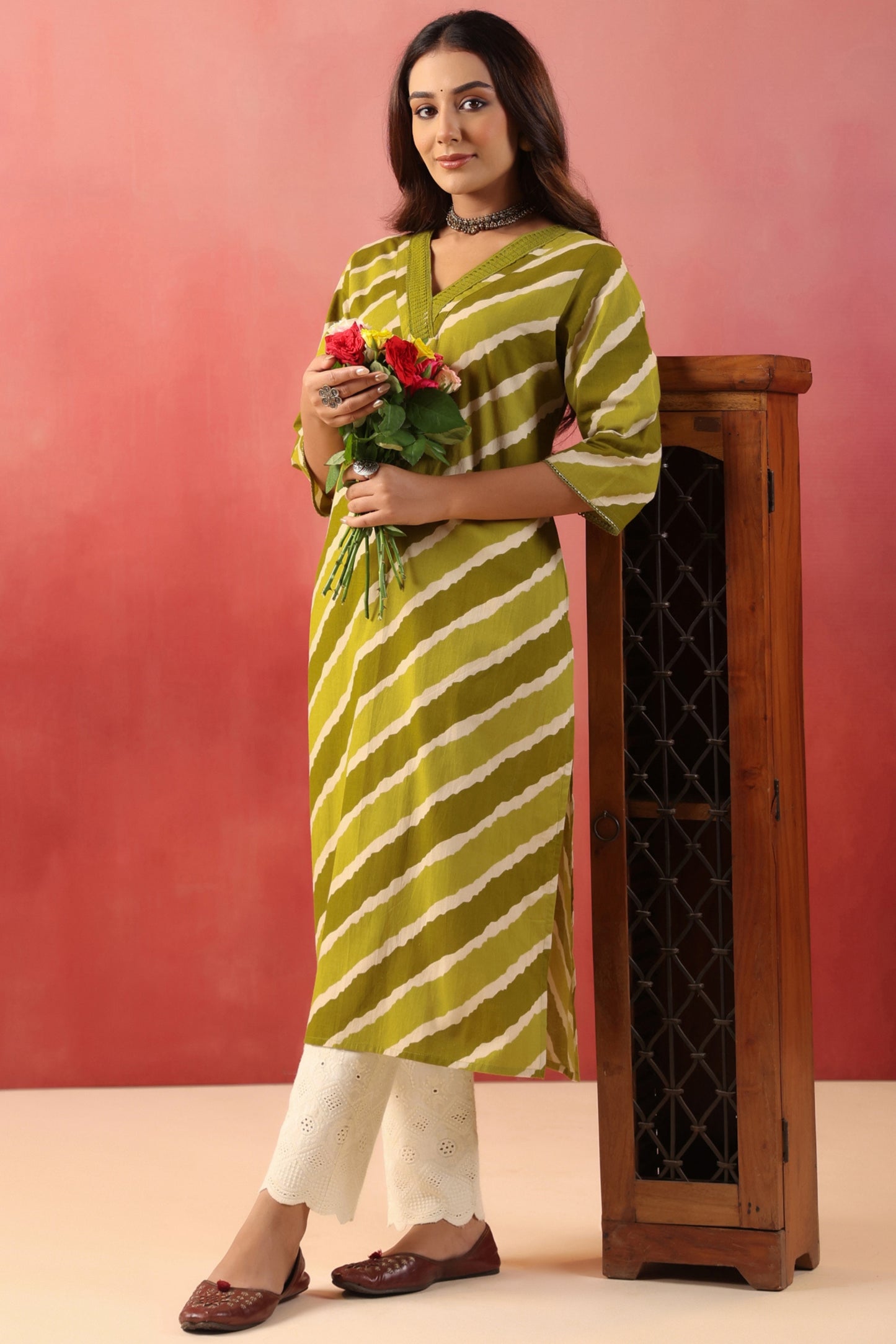 Rimeline Women Leheriya Printed V-Neck Sequinned Straight Cotton Kurta